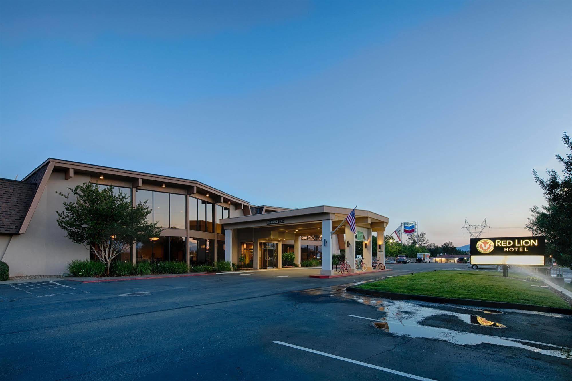 Red Lion Hotel Redding Exterior photo