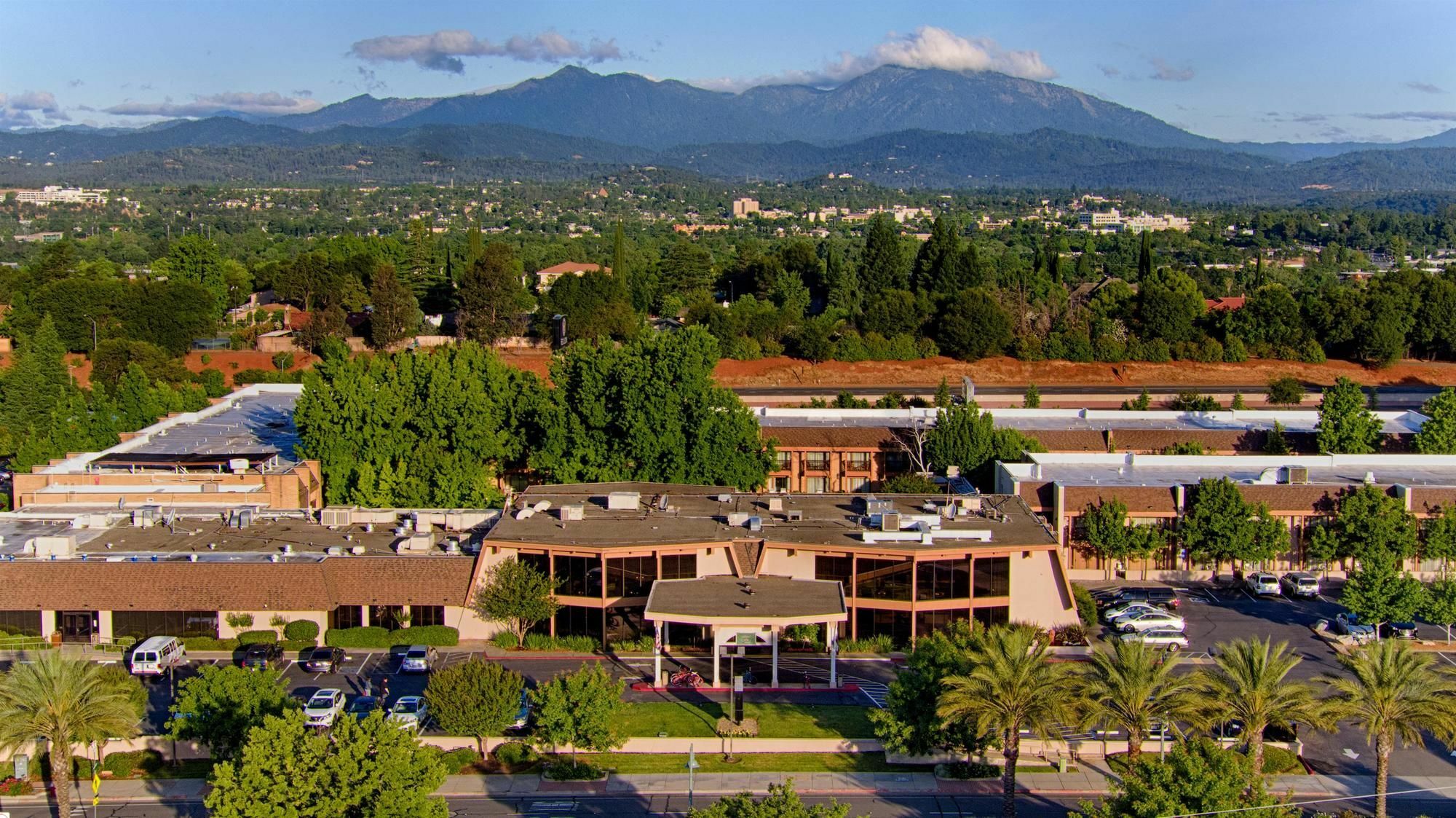 Red Lion Hotel Redding Exterior photo